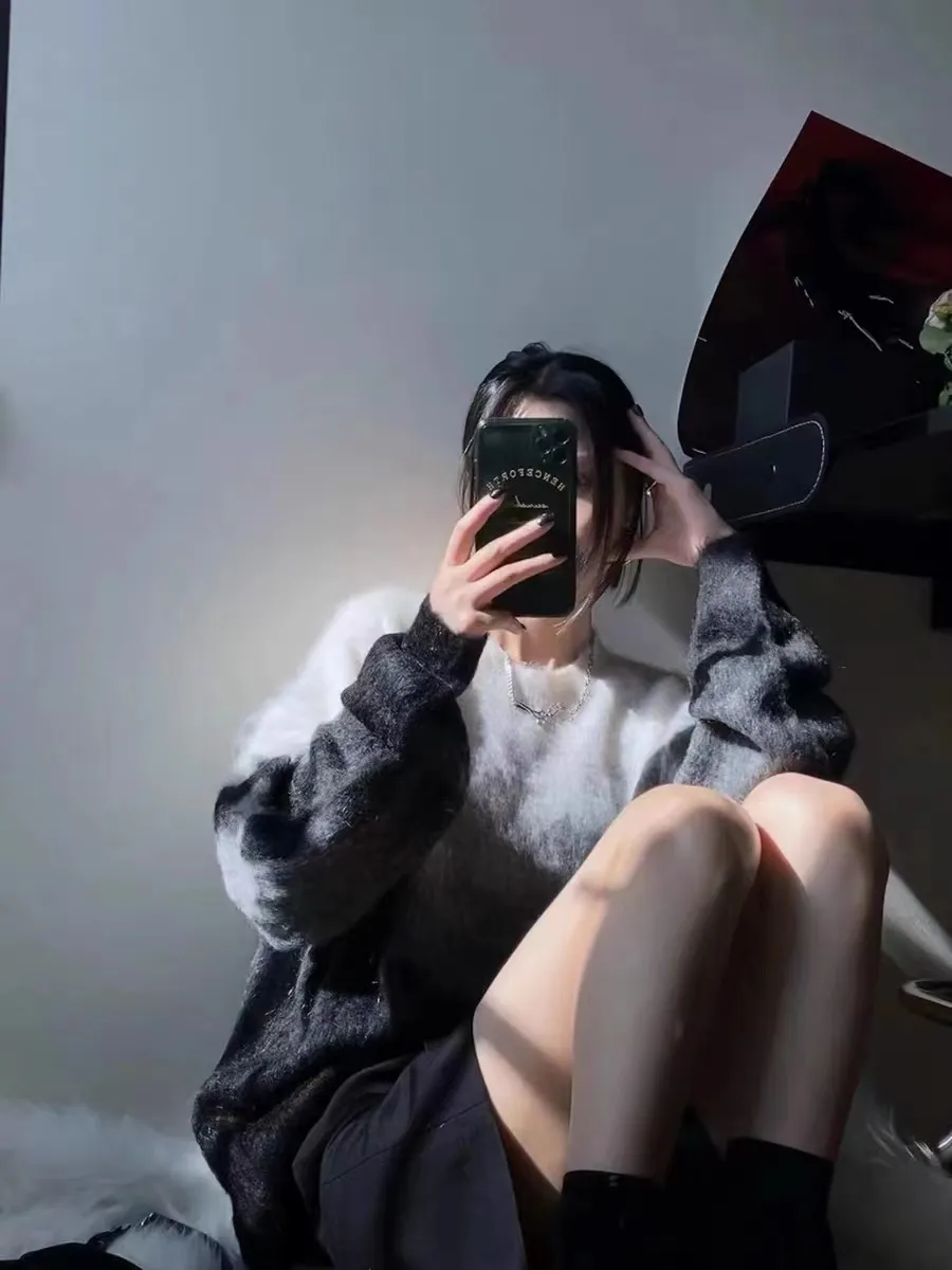 ♻️💯Reference model picture for the upper body❤️New top tested version OFFWHITE (OW) Gradient Mohair Striped Arrow Sweater Hoodie Gradient Rendering Arrow Couple Sweater Mohair sweater ow family will release every year🛒 The same style and ever-changing colors, really no girl does not love it, it is super suitable for wearing under a down jacket in winter, and will not be bloated! If the lower body is missing, their favorite os version🙋🏻‍♀️ intuitively adds natural softness and fairy beauty effect, which is the best choice! The upper body is lightweight and does not weigh down the body while keeping warm. The sleeves and the gradient arrow parts on the back are repeatedly patterned until the gradient level is satisfied before large-scale products are released. The craftsmanship is extremely demanding. Each sweater is woolen at least ten times to give it a plush, thick feel and good fluffiness! ✅ Fabric composition: 50% mohair 32 spandex 18% wool, three-level anti-pilling Color: black and white gradient Sizes Mohair is lighter and softer, so be careful not to machine wash it, not machine washable! ! emphasize! !  ⚠️Hand wash with warm water and cold water P:440